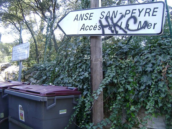 Entrée du chemin pour accéder à la plage de San Peyre à Toulon