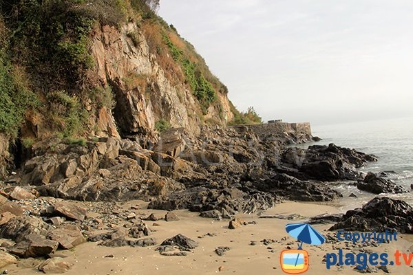 Mélange de sable et de rochers sur la plage de l'anse Vierge - Plérin