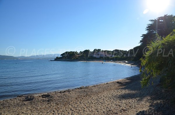 Photo de la plage dans l'anse du Vieux Moulin à Port Grimaud