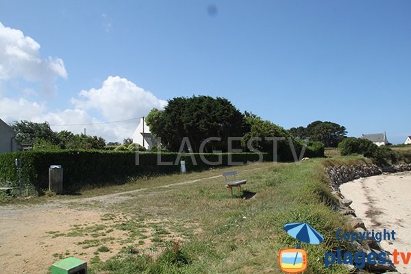 Pelouse autour de la plage d'Aod ar Reun à Plouguerneau