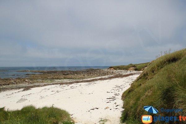 Crique avec du sable blanc sur l'ile de Batz