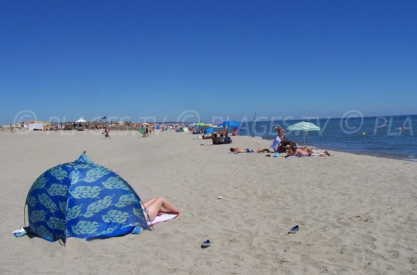 Grande plage de sable à Port Leucate - zone d'Aqualand