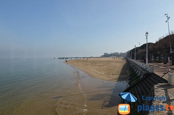 Fine della spiaggia centrale Arcachon a città d'estate