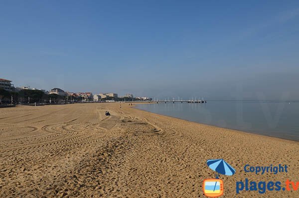 Swimming in Arcachon on the beach in the town center