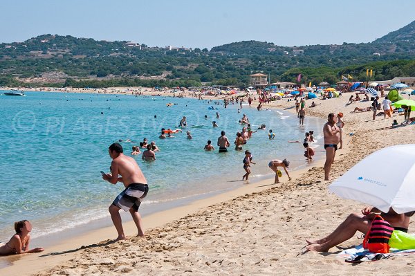 Spiaggia di sabbia a Algajola in Corsica