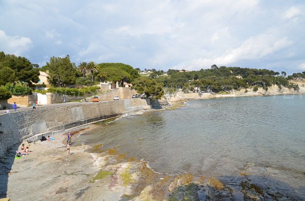 Plage en roche sur la corniche d'Arène Cros à La Ciotat