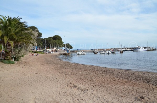 Plage d'Arène Gros avec le port de Boulouris à St Raphaël