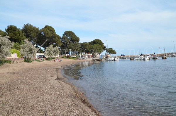 Plage à côté du port des Boulouris dans le Var