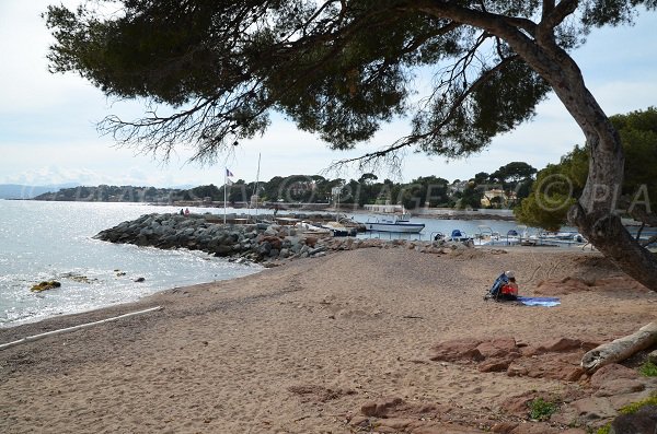 Petite plage de sable derrière le port des Boulouris à St Raphaël