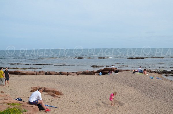 Sandstrand mit Felsen in Boulouris