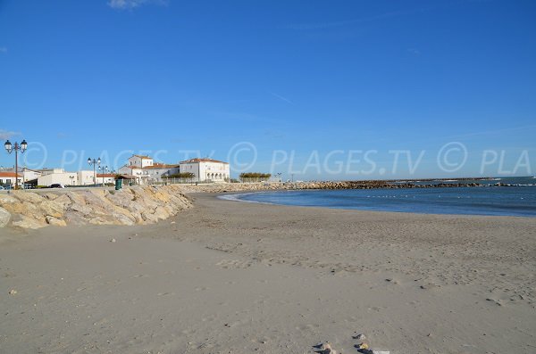 Sandstrand im Ortskern von Saintes Maries de la Mer