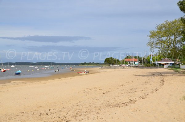 Photo de la plage au niveau de la base nautique d'Arès