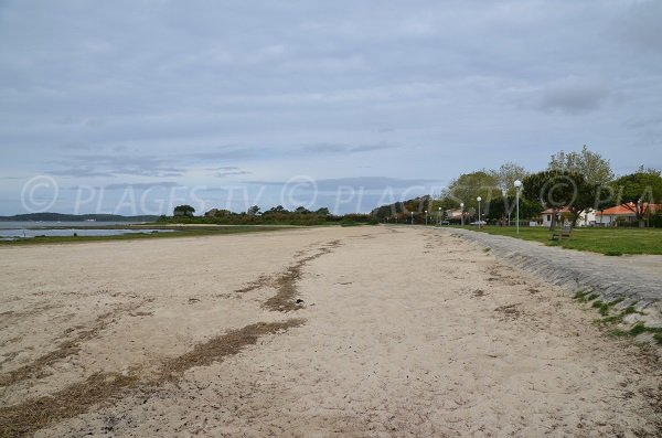 Plage dans le centre d'Arès le long de l'esplanade