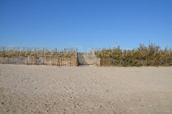 Escaliers pour accéder à la plage des Aresquiers