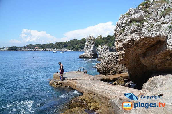 Schöne Aussicht auf die Bucht der Milliardäre vom Strand Faux Argent am Cap d'Antibes