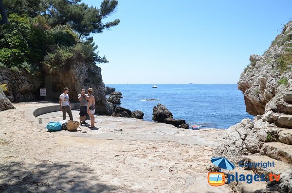 Plage sur le Cap d'Antibes sur le sentier des douaniers