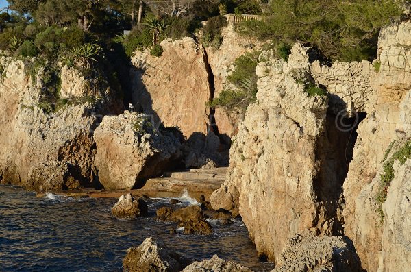 Blick auf den Strand von Faux Argent von der Bucht der Milliardäre