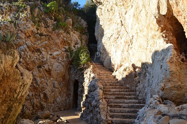 Scale per accedere alla spiaggia di argento Faux del Cap d'Antibes