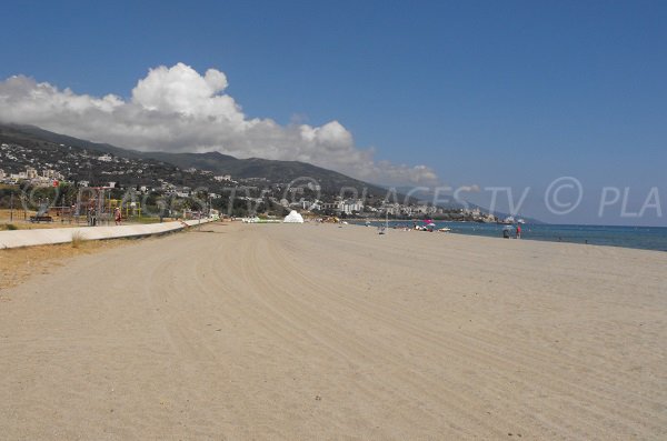 Spiaggia Arinella e vista sul Bastia