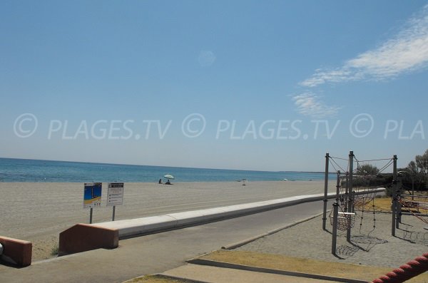 Aire de jeux pour les enfants sur la plage de l'Arinella à Bastia