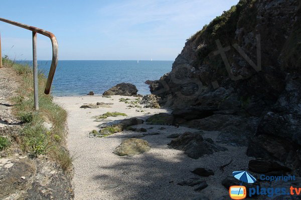 Ombre sur la droite de la crique du Armel à Belle Ile