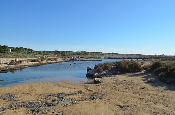 Sand cove on the coastal path of Martigues