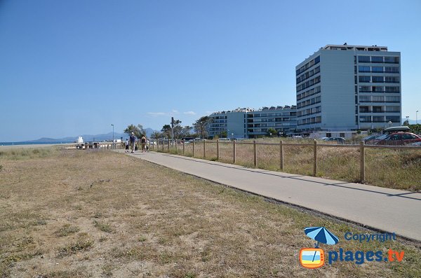 The trail between Canet and beach Arts