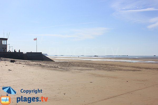 Vue sur le port artificiel d'Arromanches depuis la plage d'Asnelles - Calvados