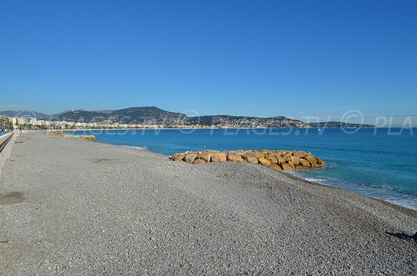 Gros galets sur la plage Aubry Lecomte et belle vue sur Nice