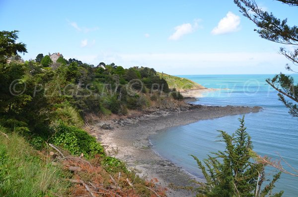 Plage de l'Avant Port avec vue sur la pointe de Trouquetet à Binic