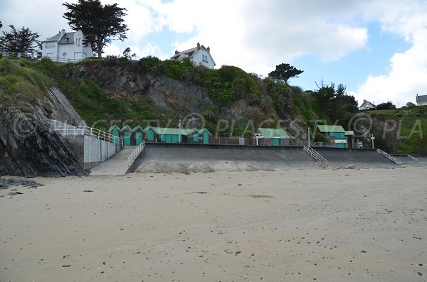 Cabines de bains sur la plage de l'Avant Port à Binic