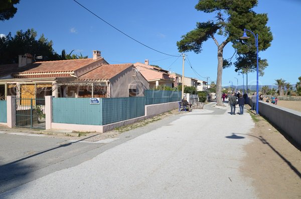 Promenade piétonne à l'Ayguade le long de la plage