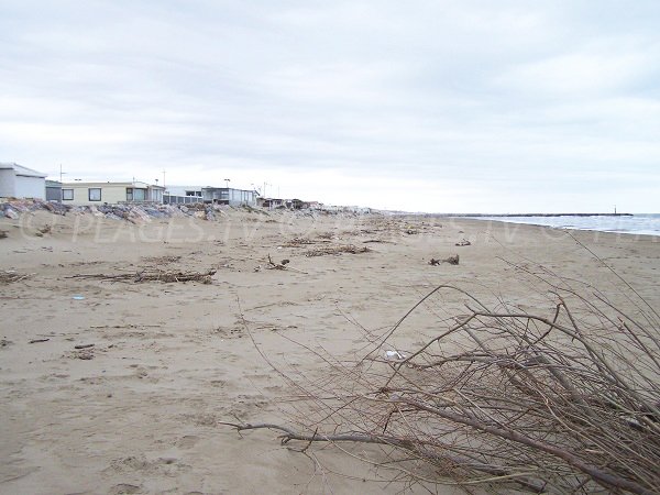 Plage des Ayguades à Gruissan avec les mobil-home sur la plage