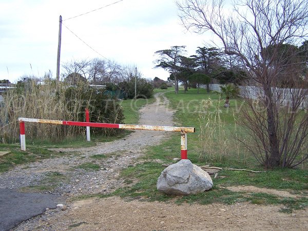 L'accesso alla spiaggia di Ayguades a Gruissan