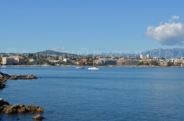 Vue sur Antibes depuis la plage du Bacon