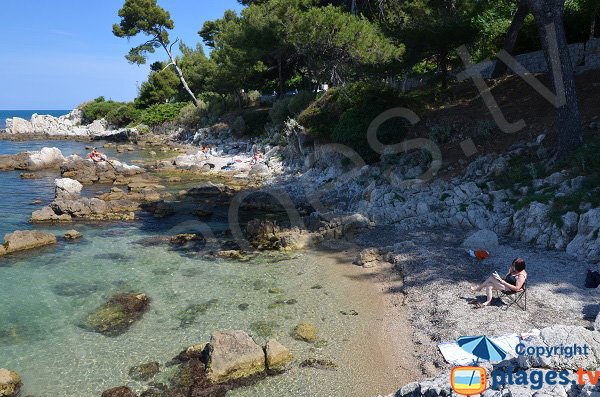 Plage secrète dans le Cap d'Antibes