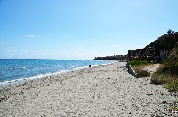 Photo de la plage de Bagheera avec vue sur le centre naturiste