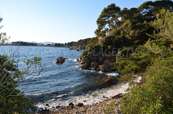 Creek in the baie des Milliardaires in Antibes