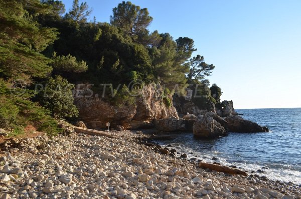 Gros galets sur la plage de la baie des Milliardaires sur le Cap d'Antibes