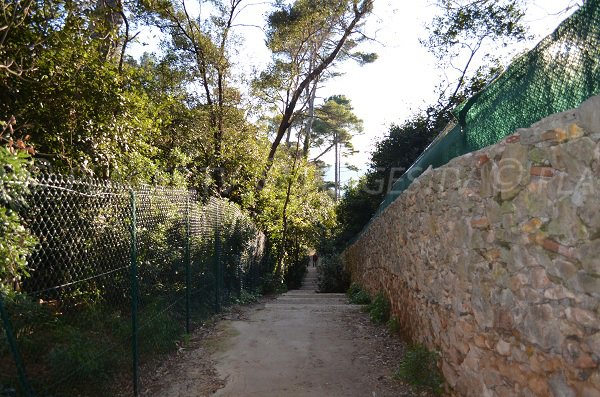 Chemin d'accès à la baie des Milliardaires au Cap d'Antibes