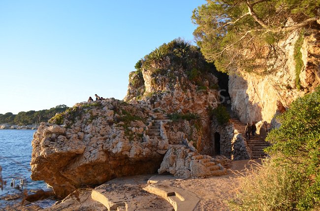 Plage aménagée dans le Cap d'Antibes sur le sentier des douaniers - plage de l'Argent Faux