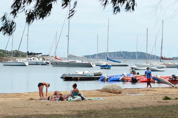 Plage dans la baie de Stagnoli à Porto Vecchio