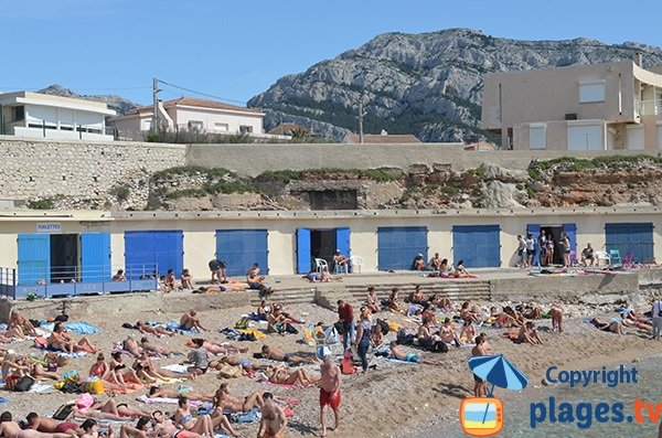 Cabanons sur la plage du Bain des Dames à Marseille