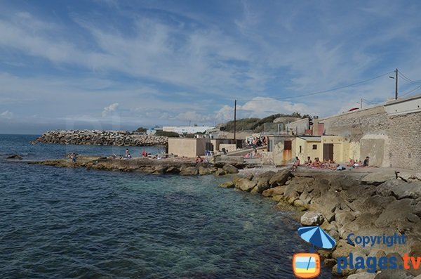 Vue de la partie droite de la plage du Bain des Dames avec le parking