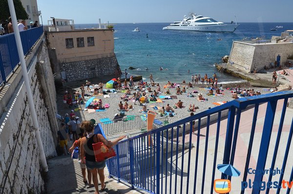 Escaliers pour accéder à la plage des Bains Militaires