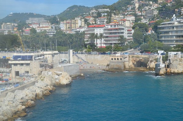 Strand neben dem Hafen von Nizza - Blick vom Meer aus