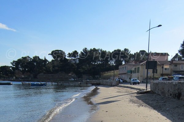 Plage de Balaguier à La Seyne sur Mer avec des pointus