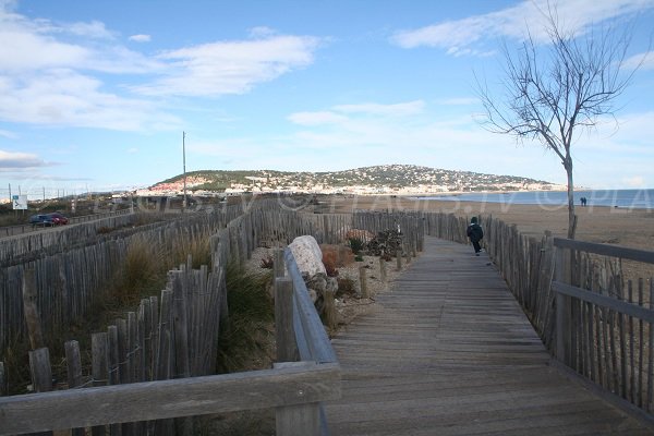 Accesso per persone con mobilità ridotta sulla spiaggia della Baleine in Sète