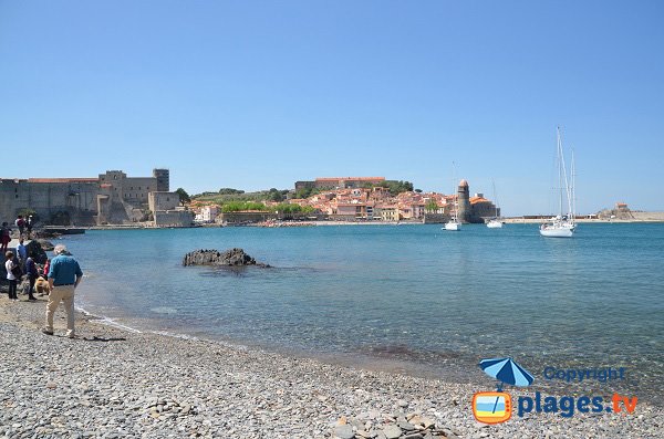 Kapelle St. Vincent in Collioure vom Strand von La Balette aus gesehen