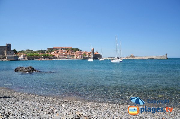 Vue sur le centre de Collioure depuis une plage